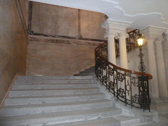 Das Treppenhaus läßt den Prunk im Inneren erahnen.