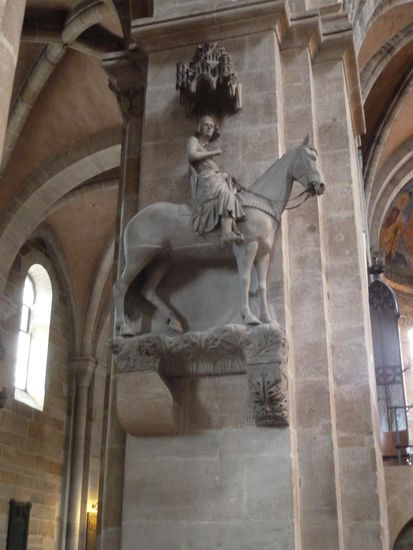 die berühmteste Skulptur: der Bamberger Reiter, die älteste erhaltene lebensechte Reiterplastik des Mittelalters