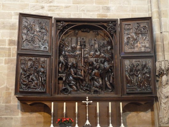 Altar von Veit Stoß (1523) im südlichen Seitenschiff gilt als herausragendes Kunstwerk.