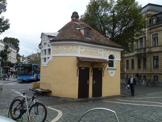 Jugendstil-Toilettenhäuschen