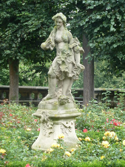 Rokokofiguren im Rosengarten