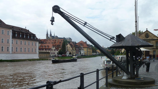 und einen nostalgischen Schiffkran