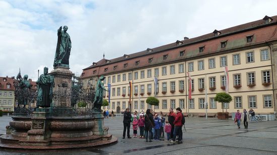 Der Maximiliansbrunnen wurde von Ferdinand von Miller errichtet. Die Bronzefiguren zeigen König MaxI. Joseph von Bayern und in der unteren Reihe  Kaiser Heinrich II. Kaiserin Kunigunde, König Konrad III. und Bischof Otto Hl.