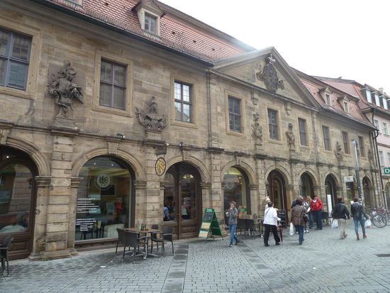 Die ehem. Hauptwache wurde 1774 unter Fürstbischof Adam Friedrich von Seinsheim nach Plänen von J.E. Roppelt erbaut:  Die militärischen Embleme stammen von Johann Bernhard Kamm
Das Repräsentationsgebäude der fürstbischöflichen Infanterie ist heute ein Café im Geschäftsviertel.