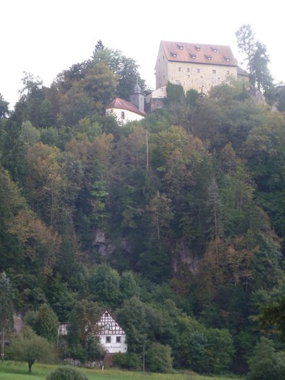 Burg Rabeneck hoch über der Rabenecker Mühle
