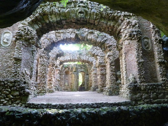 Felsentheater im Stile einer römischen Ruine