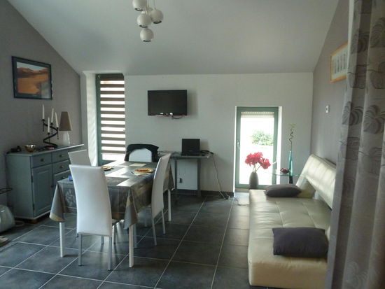 Im Wohnzimmer ist genügend Platz zum Planen und Recherchen im Internet (Wlan - und Kabelverbindung vorhanden)