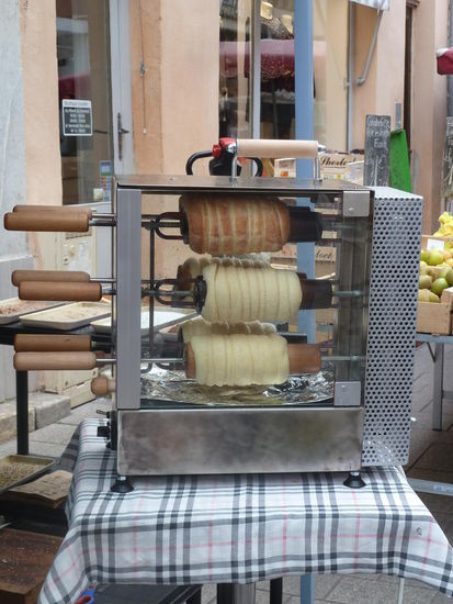 Brioche auf einem Holzkegel gebacken