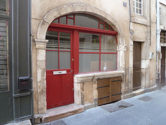 die mittelalterlichen Kellereingänge sind hier noch sichtbar.