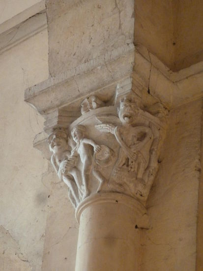 im Kircheninneren sind wieder Kapitelle mit unegwöhnlichen Motiven zu bewundern