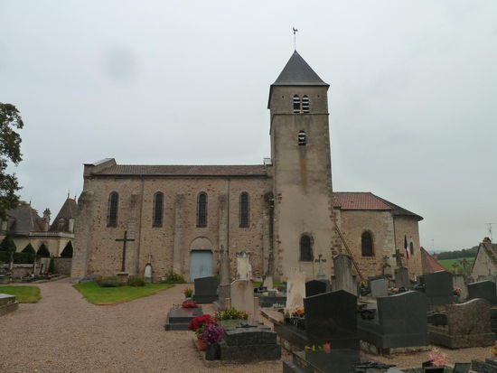 große Kirche mit Friedhof (und modernem Fresko) - geschlossen