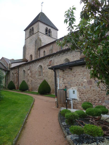 mitten im Ort mit einigen Apsiskapellen, die wegen der Enge nicht fotografiert werden können - innen sehr düster
