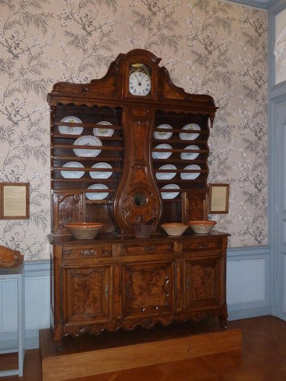 Geschirr-Schränke mit eingebauter Uhr