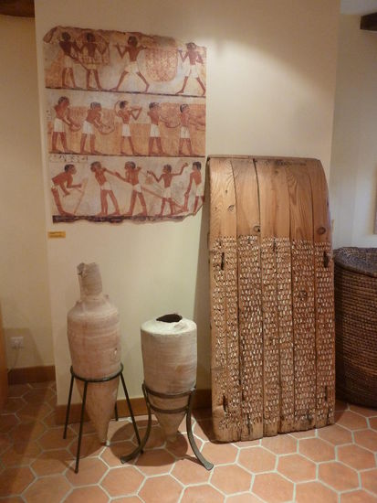 altes Dreschbrett und ägyptische Darstellung von Getreideanbau