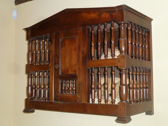 mit altem Geschirrschrank