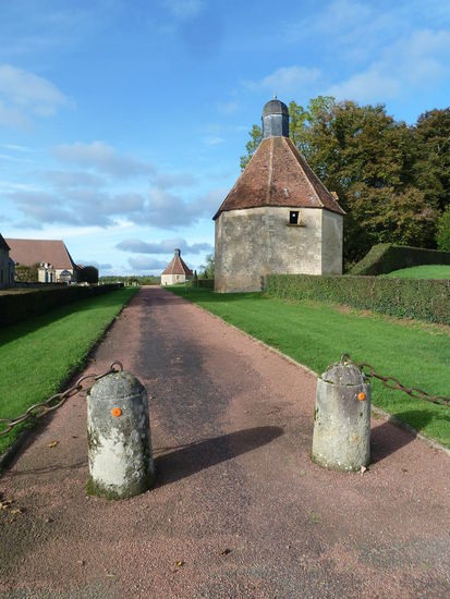 zwei kleine Gebäude flankieren den Zugang - ein Taubenhaus