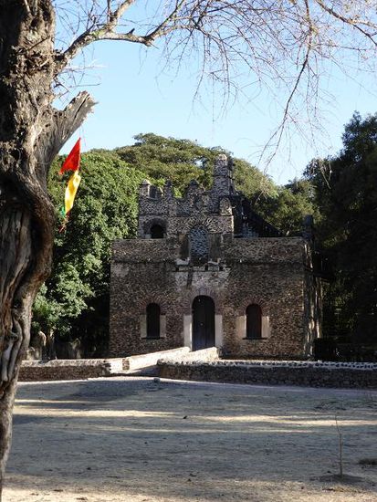 das kleine Wasserschloss steht in einem großen Bassin - es soll in der 2. Hälfte des 17. Jh. für Kaiser Fasilidas oder auch für Iyasu I. errichtet wordfen sein.