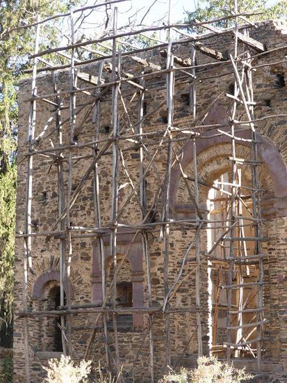 Gerüstbau an den Ruinen des Palastes von Mintwab