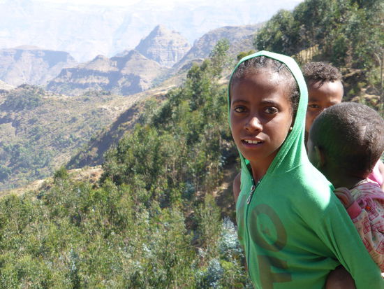 sind das Mütter oder Schwestern, die die Kleinen auf ihrem Rücken tragen ?