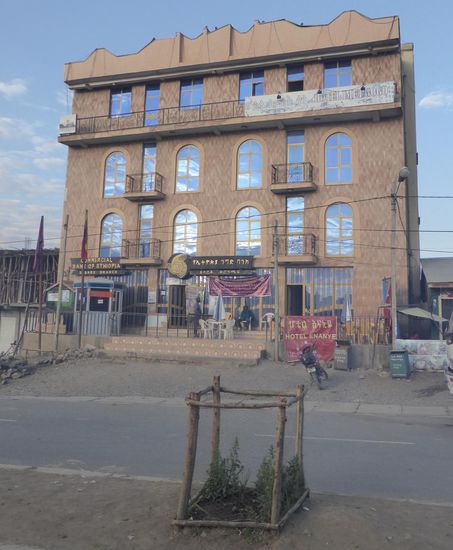 Imep Gogo Hotel - Debark - an der lauten dreckigen Hauptstrasse -