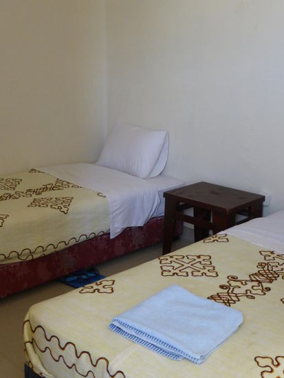 Zwei Betten - ein Hocker und Bad mit kaltem Wasser und WC - was will man mehr -