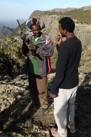 wozu das Gewehr? -  gegen Hyänen und Leoparden  - aha