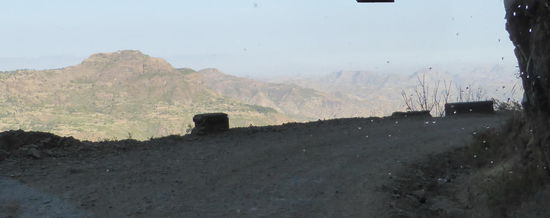 Bergstrasse mit grandiosen Ausblicken und engen Kurven