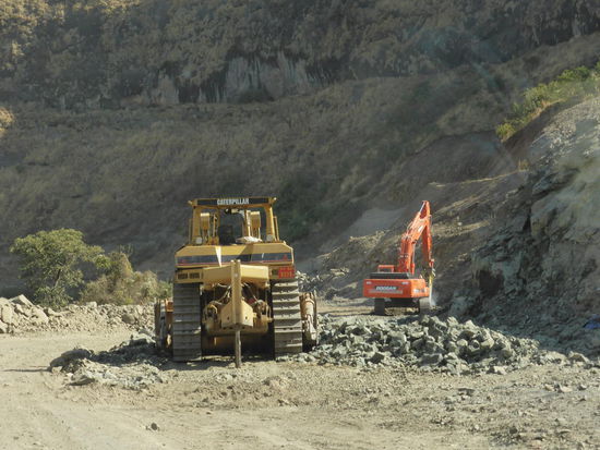 zwischen Baggern und Bulldozern hindurch