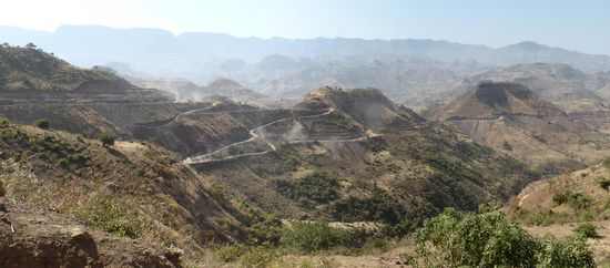 Rückblick auf getane 'Arbeit' - Fahrer und Straßenbauarbeiter