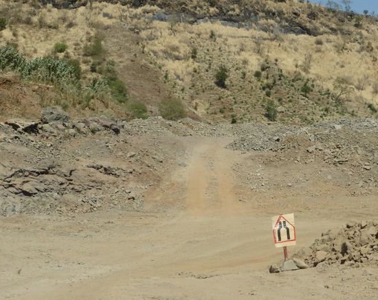 über das einzige Verkehrsschild nach mindestens gefühlten 50 km  Baustelle können wir nur noch lachen