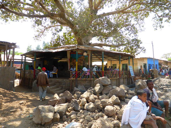 das Strassencafé besticht durch Gemälde der äthiopischen Sehenswürdigkeiten