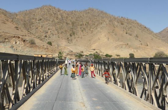 Etliche Kinder 'begrüßen' uns