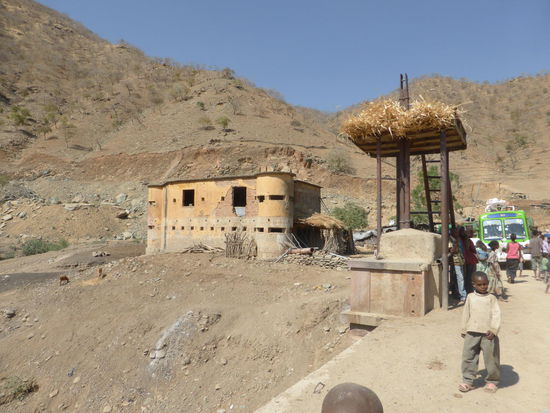 Im kleinen Ort an der Brücke ist gerade auch noch der ÖPNV angekommen!