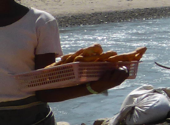 fettgebackene Brezeln stehen zum Verkauf -