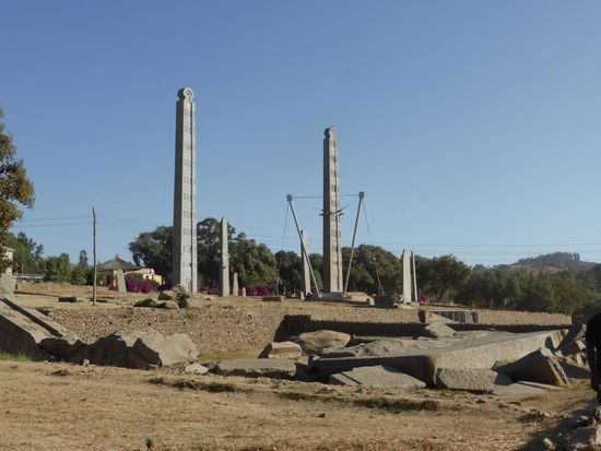 von links nach rechts: die Stelen Nr. 1 (liegende), 2 und 3 - in der Zählung der Archäologen der deutschen Aksum-Expedition 1906