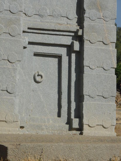 stilisierte Türe mit Türring - Stele Nr. 2