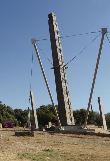 Die Stele Nr. 3  misst insgesamt 24 m, davon sind 21m über dem Boden.