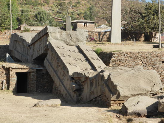 umgestürzte Stele Nr. 1 - 33,50 m (hoch) und 520 Tonnen schwer - an der Basis 3 x 2 m stark.