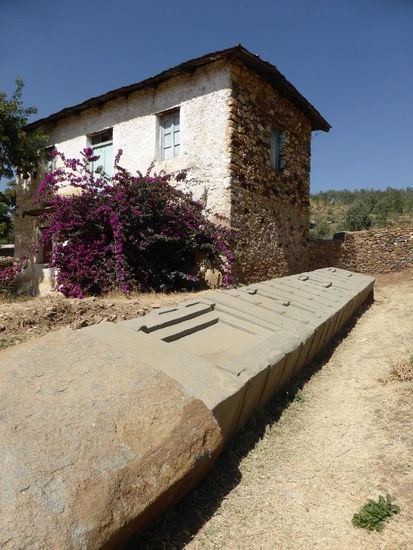 teilweise noch unbehauen, Vorläufer der Stockwerkstele?