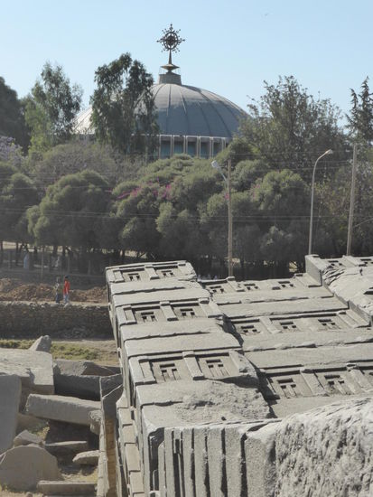 Blick vom Stelenfeld auf die Kathedrale