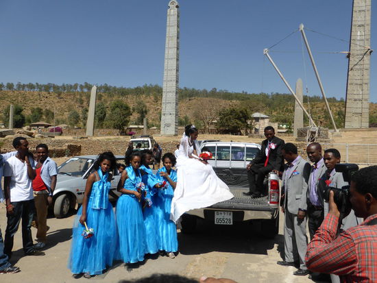 Hochzeitspaar auf dem Pick-Up