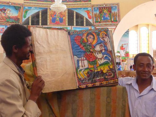 Die beiden führen auch noch einige Rhythmen auf Trommel vor