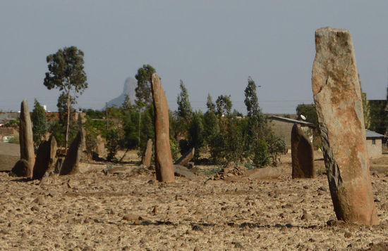 'rauhe' und geglättete Stelen