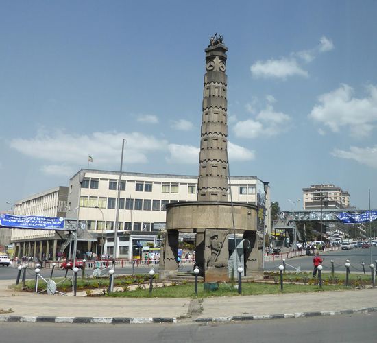 Arat Kilo - Obelisk zur Feier der Rückkehr Haile Selassies nach der italienischen Okkupation - oben sitzt der Löwe von Juda (als Symbol königlicher Macht des Haile Selassies)