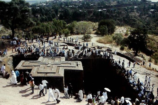 das Bild stammt von einer Freundin - und zeigt die Georgskirche in Lalibela zum Timkatfest (am 19. Januar eines jeden Jahres)