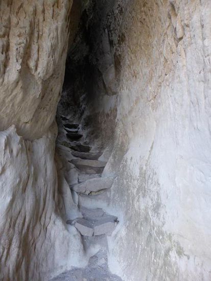 steiler Aufgang durch den Felsen