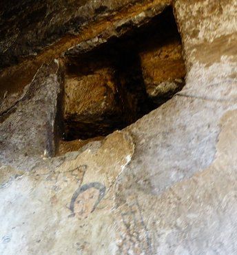 Die Dekoration wurde entweder in den Stein geschlagen oder aufgemalt, zum Teil direkt auf den Stein, zum Teil auf eine Putzschicht -
hier ganz schwach unterhalb der Holzbalkenausparung zu sehen