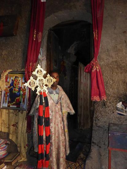 bereitwillig zeigen die Priester die verschiedenen Kreuze