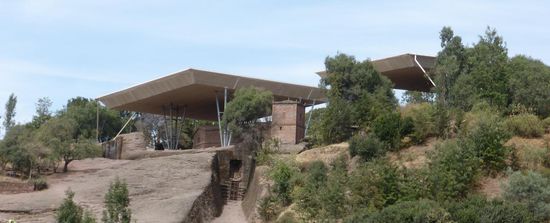 die meisten Kirchen in Lalibela sind inzwischen zum Schutz gegen Verwitterung überdacht, sicherlich eine wichtige Maßnahme. Z.T. hätte man diese Dächer allerdings geschickter anbringen können.