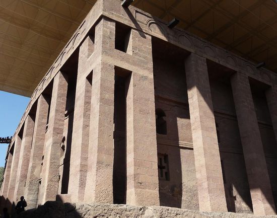 Dachverzierung aus einer Reihe von Kreuzen, die Bögen verbinden